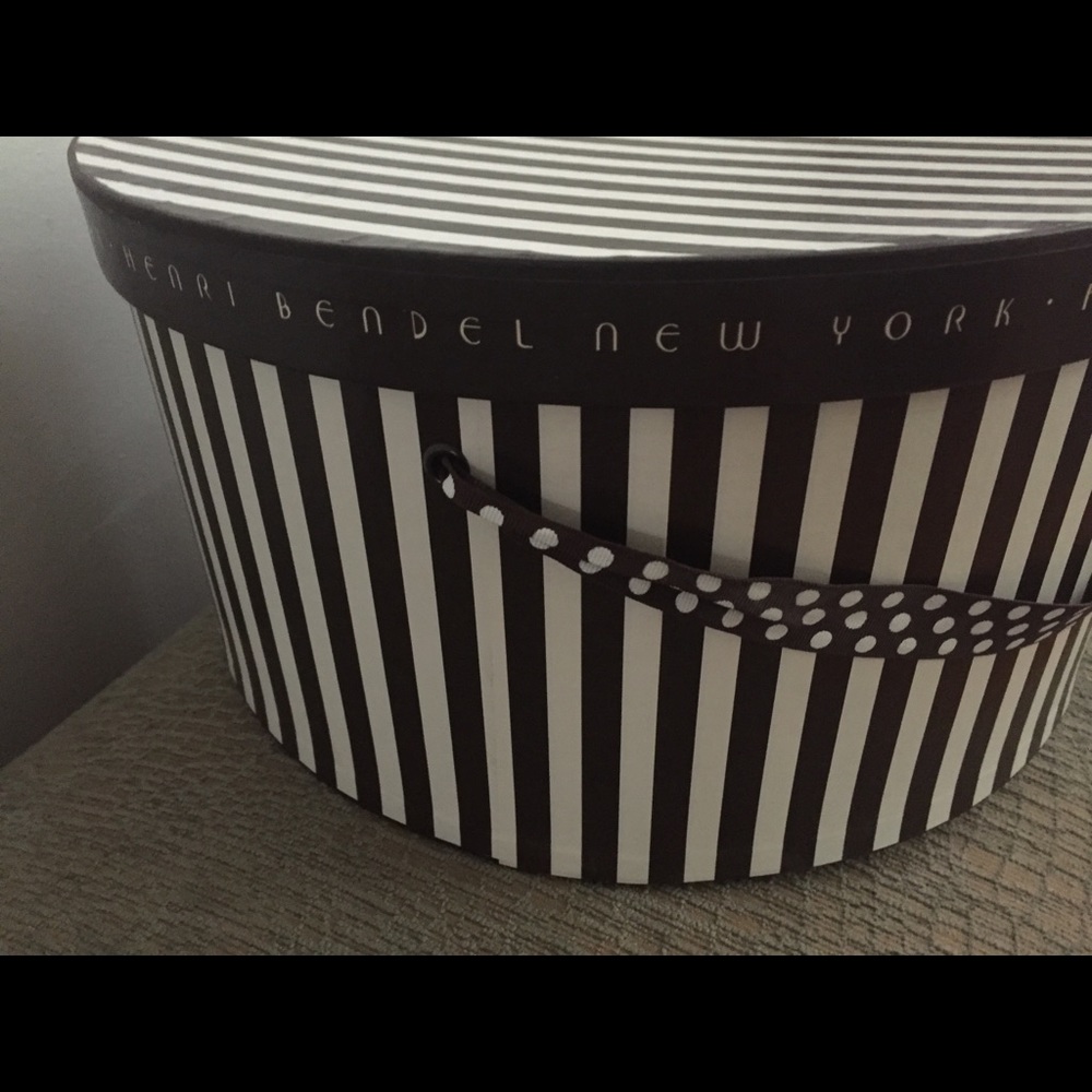 HENRI BENDEL - (2) HB HATBOXES + GIFT - Picture 3 of 8
